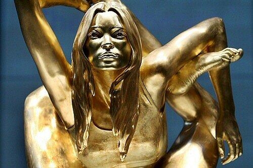 Die goldene Skultur kostete zwei Millionen Euro