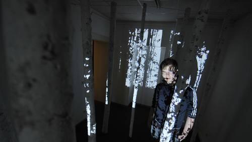 Im Birkenwald versteckt: Sebastian Tröger in seiner Installation. Im Birkenwald versteckt: Sebastian Tröger in seiner Installation.