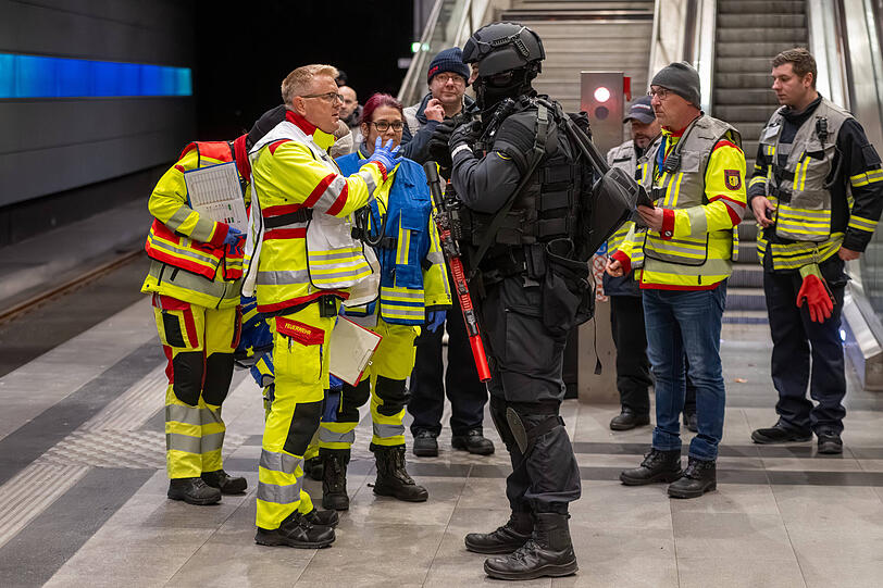 Polizei und Rettungskräfte trainieren regelmäßig die Zusammenarbeit wie hier bei einer früheren Großübung. Polizei und Rettungskräfte trainieren regelmäßig die Zusammenarbeit wie hier bei einer früheren Großübung.
