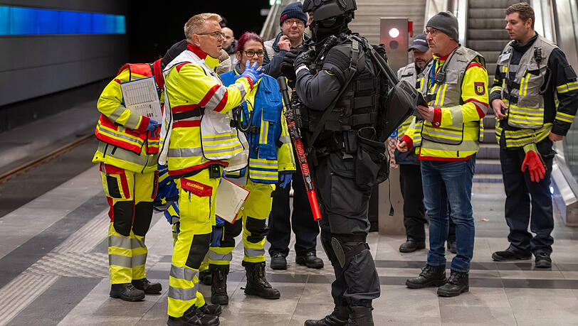 Polizei und Rettungskräfte trainieren regelmäßig die Zusammenarbeit wie hier bei einer früheren Großübung. Polizei und Rettungskräfte trainieren regelmäßig die Zusammenarbeit wie hier bei einer früheren Großübung.