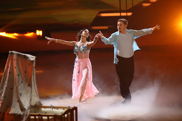 Gustav Sch&auml;fer und seine Tanzpartnerin Anastasia Maruster in der neunten Live-Show von "Let's Dance".