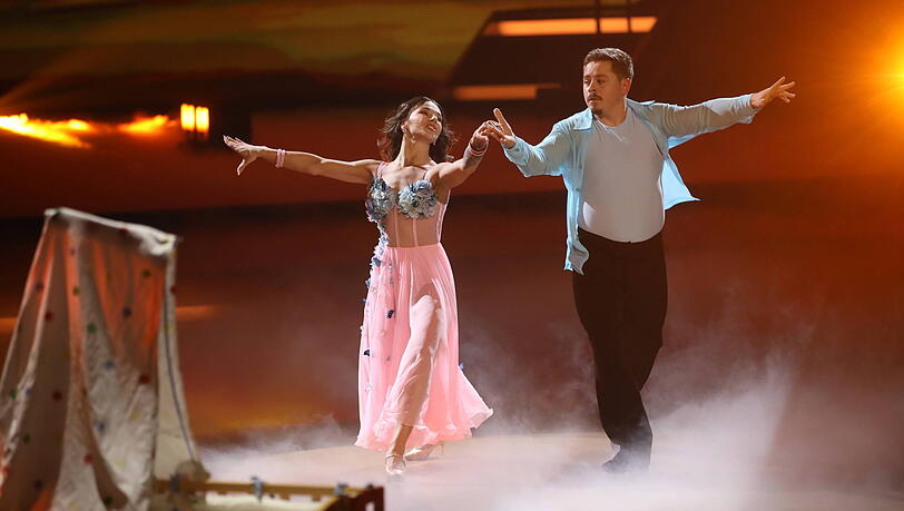 Gustav Sch&auml;fer und seine Tanzpartnerin Anastasia Maruster in der neunten Live-Show von "Let's Dance".