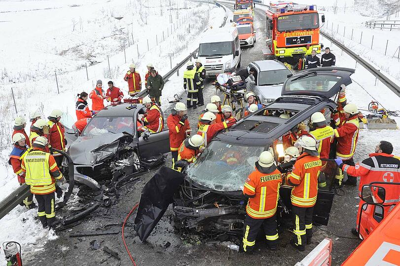 Schwerer Unfall bei Markt Schwaben: Auf schneeglatter Fahrbahn stießen am Mittag ein BMW M6 und ein Van frontal zusammen. Drei Menschen wurden zum Teil schwer verletzt.