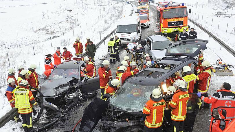 Schwerer Unfall bei Markt Schwaben: Auf schneeglatter Fahrbahn stießen am Mittag ein BMW M6 und ein Van frontal zusammen. Drei Menschen wurden zum Teil schwer verletzt. Schwerer Unfall bei Markt Schwaben: Auf schneeglatter Fahrbahn stießen am Mittag ein BMW M6 und ein Van frontal zusammen. Drei Menschen wurden zum Teil schwer verletzt.