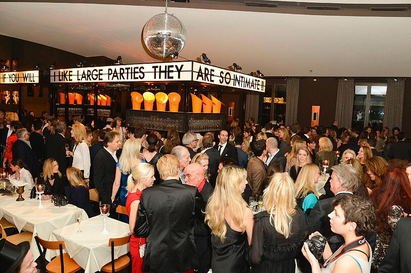 Party-Crowd bei der "Lazy Moon Dinner Club"-Eröffnung im Filmcasino.