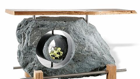 Okay, umziehen mit diesem Möbel könnte kompliziert sein. Aber wenn&rsquo;s mal steht, wird&rsquo;s Ihr Nachbar kaum toppen können: Stehtisch aus Stein von Heinz Dissauer. Mit Holzplatte und integrierter Weinbar für 8330 Euro.