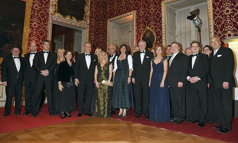 Mitglieder des bayerischen Kabinetts und weitere Gäste stehen mit dem bayerischen Ministerpräsidenten Horst Seehofer (vorn 5.v.r) und seiner Frau Karin beisammen.