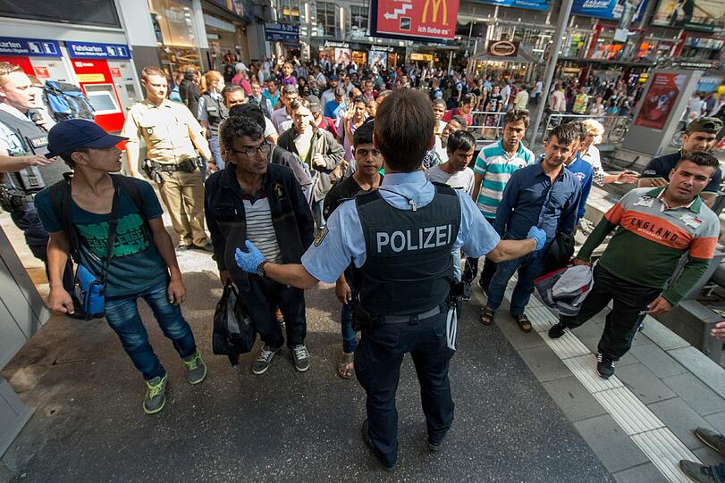 Der Auftakt: Am 31. August treffen die ersten 900 Flüchtlinge mit Sonderzügen aus Ungarn am Münchner Hauptbahnhof ein.