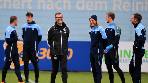 Die Stimmung beim ersten Sechzig-Training unter Michael Köllner (Mitte, lacht) war gut