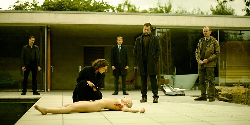 Die Ermittler (Marc Hosemann, Juergen Maurer, Wotan Wilke Möhring (hinten als Staatsanwalt) untersuchen mit der Profilerin (Friederike Becht) den Tatort und das Opfer (Siri Nase).