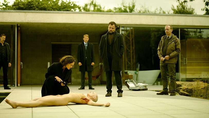 Die Ermittler (Marc Hosemann, Juergen Maurer, Wotan Wilke Möhring (hinten als Staatsanwalt) untersuchen mit der Profilerin (Friederike Becht) den Tatort und das Opfer (Siri Nase). Die Ermittler (Marc Hosemann, Juergen Maurer, Wotan Wilke Möhring (hinten als Staatsanwalt) untersuchen mit der Profilerin (Friederike Becht) den Tatort und das Opfer (Siri Nase).