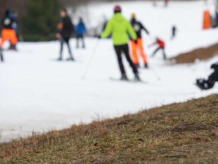 Wintersportler auf Pisten aus künstlichem Schnee in Winterberg. Laut Wetterexperten ist Schnee vor allem Ende Januar und Anfang Februar zu erwarten.
