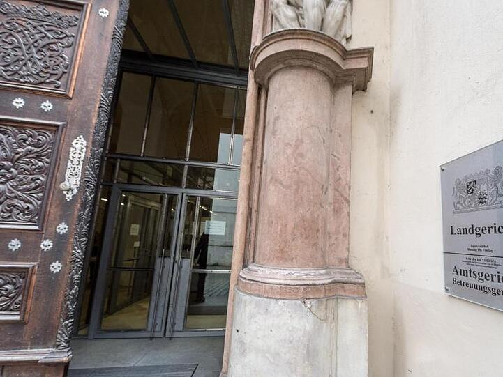 Der Eingang zum Landgericht Passau. Foto: Armin Weigel/Archivbild