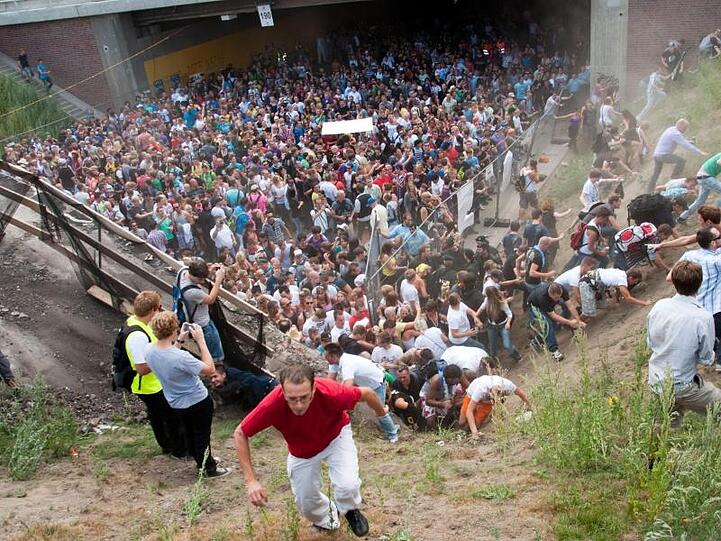 Tausende Menschen drängen sich in und vor dem Tunnel, in dem sich eine Massenpanik ereignete.