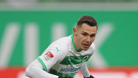 Der Fürther Branimir Hrgota spielt den Ball.