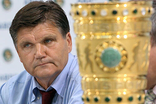 Das werden ihm die Club-Fans nie vergessen: Hans Meyer holte den DFB-Pokal nach Nürnberg.