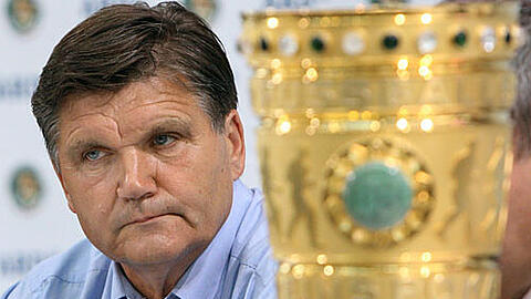 Das werden ihm die Club-Fans nie vergessen: Hans Meyer holte den DFB-Pokal nach Nürnberg.
