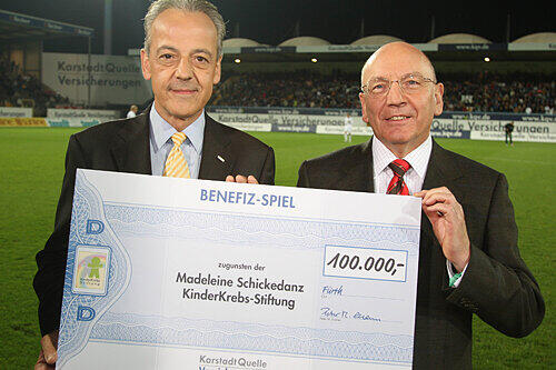 Runde Summe: Peter M. Endres vom Fürther Hauptsponsor KQV (links) und Leo Herl, Ehemann von Madeleine Schickedanz.