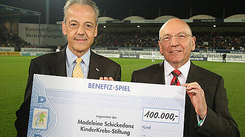 Runde Summe: Peter M. Endres vom Fürther Hauptsponsor KQV (links) und Leo Herl, Ehemann von Madeleine Schickedanz.