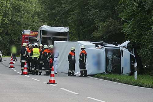 Umgestürzter Transporter: Drei Menschen wurden verletzt