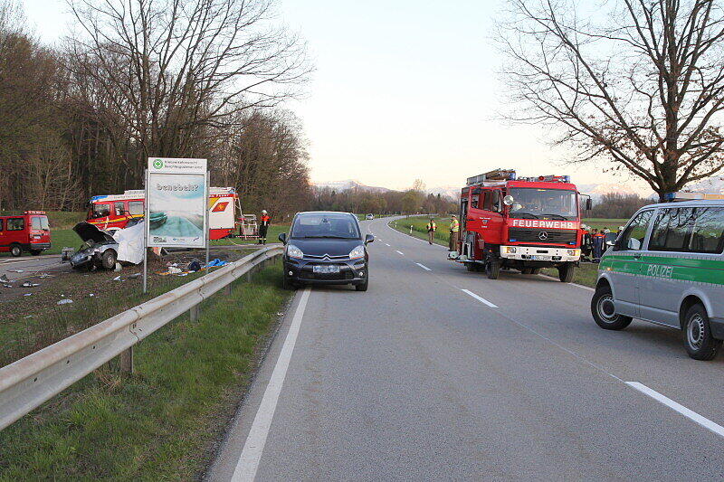Ein 22 Jahre alter Autofahrer ist bei einem Überholmanöver nahe Saaldorf-Surheim im oberbayerischen Landkreis Berchtesgadener Land ums Leben gekommen.