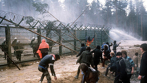 Wackersdorf Ende März 1986: Umweltschützer und Atomkraftgegner im Gefecht mit Polizisten.