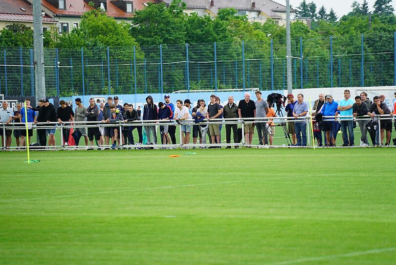 Vor den Augen Hunderter Fans betraten die Löwen das erste Mal nach dem Abstieg in die Regionalliga den Trainingsplatz.