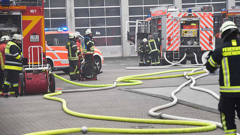 Brand auf einem Betriebshof in Hohenbrunn: Die Feuerwehren mussten gleich drei in Flammen stehende Gelenkbusse löschen. Die Bilder vom Einsatz.