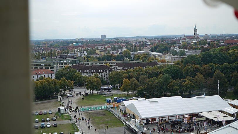 Den perfekten Überblick über die Theresienwiese und München: Mit dem Riesenrad auf der Wiesn geht's bis zu 50 Meter in die Höhe. Luftige Impressionen gibt's hier zum Durchklicken.