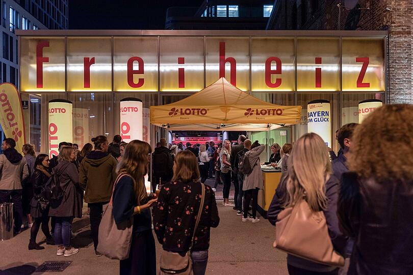Nach über 100 eingereichten musikalischen Beiträgen bebte die, bis auf den letzten Platz besetzte, Freiheiz-Halle beim großen Finale des &bdquo;LOTTO Bayern MusicAward 2018&ldquo; in München.