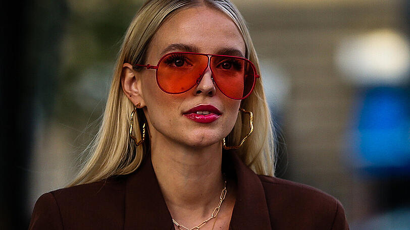 Leonie Hanne mit Sonnenbrille mit orangefarbenen Gläsern