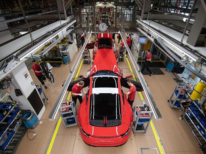 Mitarbeiter der Porsche AG montieren im Hauptwerk einen Porsche 911.