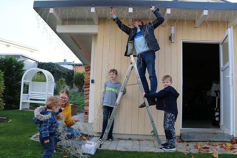 Mitte Oktober fällt der Startschuss: Zuerst schmücken Franziska und Manuel Hesse das Gartenhäuschen mit Lichterketten - dass auch die drei Buben Kilian, Steven, Christopher (v.l.) mithelfen, ist momentan eher noch die Ausnahme