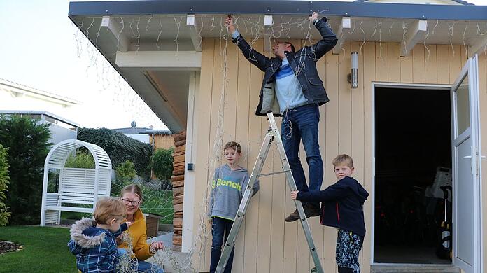Mitte Oktober fällt der Startschuss: Zuerst schmücken Franziska und Manuel Hesse das Gartenhäuschen mit Lichterketten - dass auch die drei Buben Kilian, Steven, Christopher (v.l.) mithelfen, ist momentan eher noch die Ausnahme