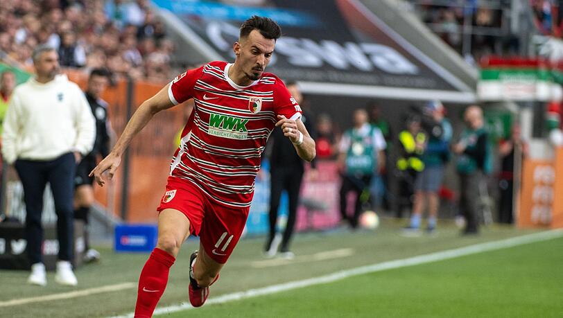 Mergim Berisha spielt den Ball.