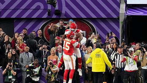 Wide Receiver Mecole Hardman Jr. von den Kansas City Chiefs feiert mit Quarterback Patrick Mahomes.