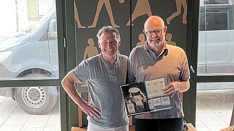 Wo sind die Sammler unter den Sechzgern? Thomas Bohlender (l.) und Claus Melchior mit dem neuen Sticker-Album.