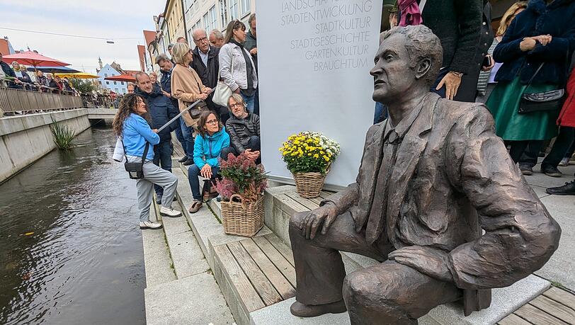 Das Abbild von Karl Obermayr findet sich in der Freisinger Altstadt vor dem Büchergeschäft Pustet. Das Abbild von Karl Obermayr findet sich in der Freisinger Altstadt vor dem Büchergeschäft Pustet.
