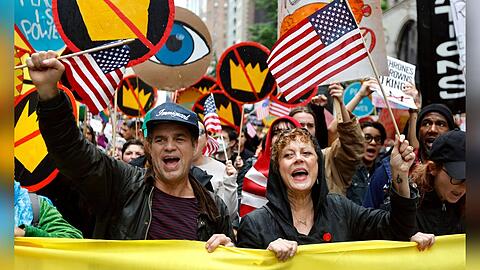 Mark Ruffalo und Susan Sarandon waren unter den prominenten Teilnehmern der "No Kings"-Demonstration in New York City.