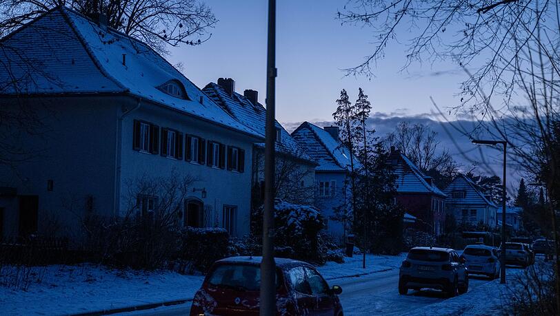 Viele Haushalte im S&uuml;dwesten Berlins sind die dritte Nacht in Folge ohne Strom.