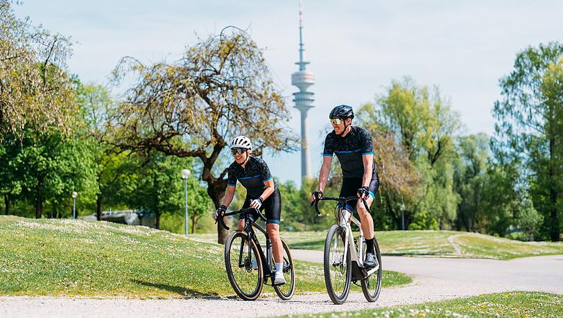 Zwei elektrische Gravelbikes auf der E-Bike-Days-Teststrecke 2025. Links ein Modell der Marke &bdquo;Liv&ldquo;, die nur Frauenr&auml;der herstellt, rechts ein E-Radl von Hersteller Specialized.