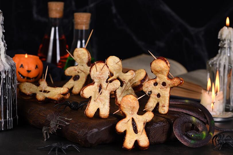 Voodoo-Püppchen aus Blätter- oder Pizzateig passen auf jedes Halloween-Buffet. Sie sind schnell gemacht und lassen sich herzhaft mit Tomatenmark und Mozzarella oder süß mit Marmelade füllen. Verwenden Sie dafür fertigen Teig aus dem Kühlregal, rollen Sie ihn aus und stechen Sie mit einer passenden Keksform kleine Figuren aus. Auch Formen wie Spinnen, Hüte, Besen oder Katzen sehen gut aus. Voodoo-Püppchen aus Blätter- oder Pizzateig passen auf jedes Halloween-Buffet. Sie sind schnell gemacht und lassen sich herzhaft mit Tomatenmark und Mozzarella oder süß mit Marmelade füllen. Verwenden Sie dafür fertigen Teig aus dem Kühlregal, rollen Sie ihn aus und stechen Sie mit einer passenden Keksform kleine Figuren aus. Auch Formen wie Spinnen, Hüte, Besen oder Katzen sehen gut aus.