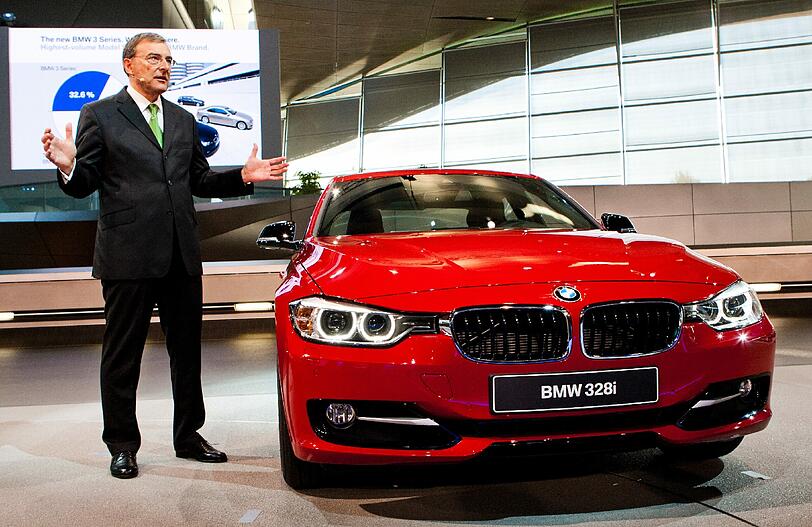 Der Vorstandsvorsitzende der BMW AG, Norbert Reithofer, gestikuliert am Freitag in Muenchen bei der Präsentation eines neuen Modells der BMW 3er Serie.