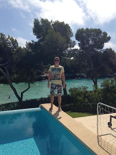 Toni Kroos schickt Grüße aus dem Urlaub via Facebook.