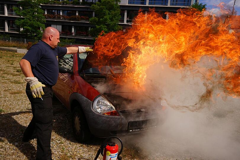 Dieser Mann zeigt, wie&rsquo;s geht: Zum Öffnen der heißen Motorhaube trägt er Handschuhe.