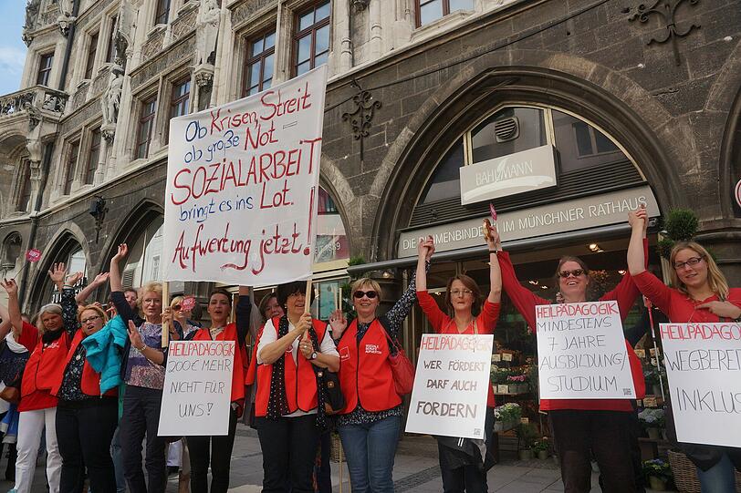Erzieherinnen, Mütter und Sozialarbeiterinnen und Unterstützer bei Menschenkette am Marienplatz in München.