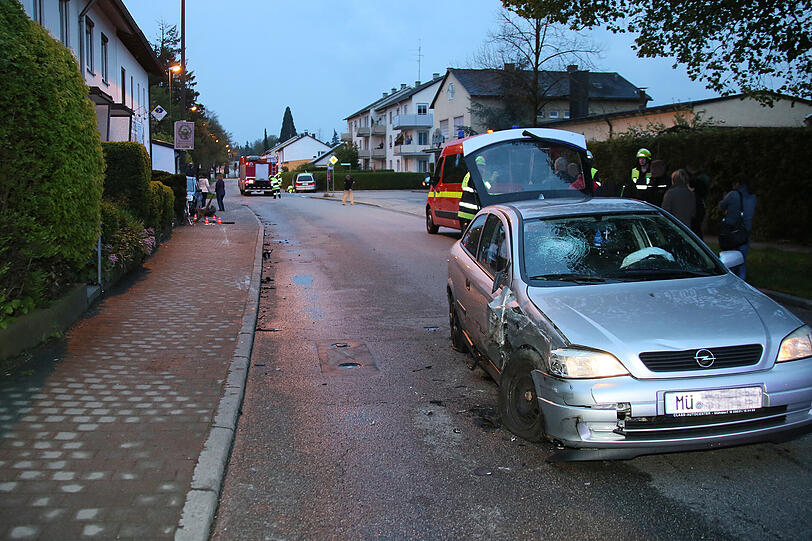 Durch die Wucht des Aufpralls schleuderte der Ford unkontrolliert durch die Straße.