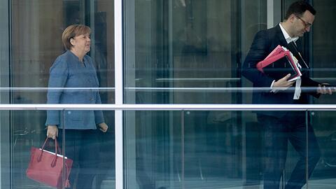 Angela Merkel (l.) geht hinter CDU-Hoffnungsträger Jens Spahn, der als ein Gegenspieler der Kanzlerin gilt.