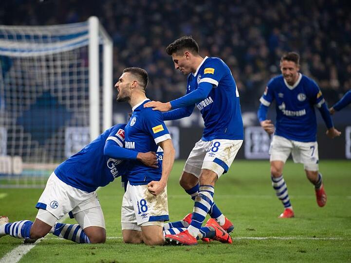 Schalkes Daniel Caligiuri (2.v.l.) wird sein Tor zum 2:1 gefeiert.
