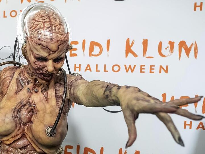 Heidi Klum als Zombie verkleidet vor ihrer Halloween-Party.